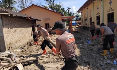 Brimob Hadir Dukung Pemulihan Rumah dan Aktivitas Ibadah Pascabencana Batang Toru